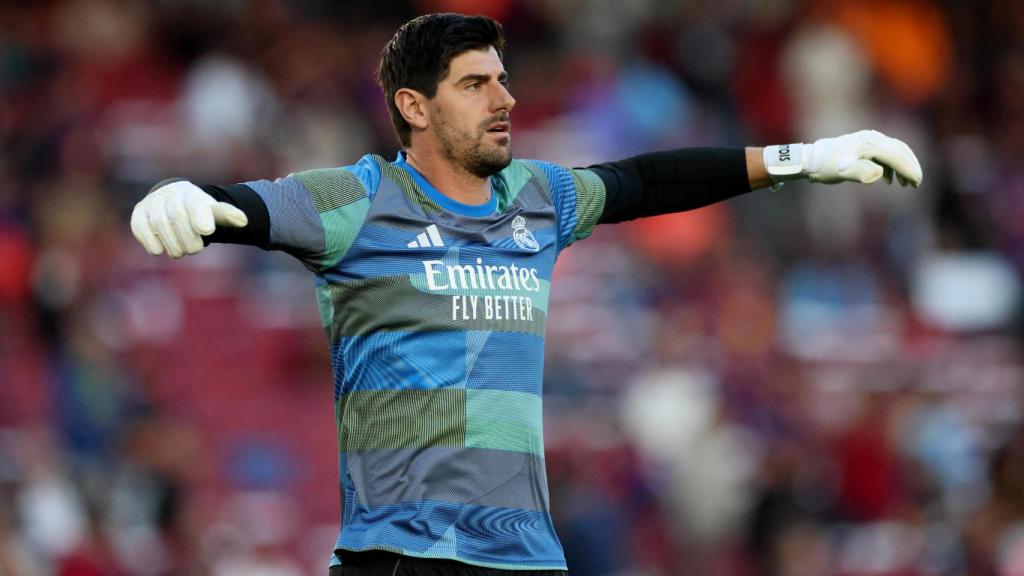 Courtois calentando durante El Clásico.