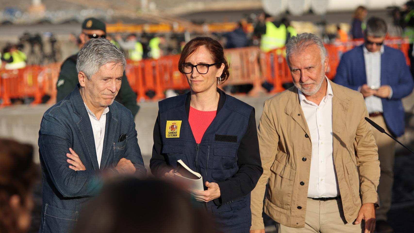 Los ministros Fernando Grande-Marlaska, Mónica García y Ángel Víctor Torres, durante su visita al Puesto de Mando en el puerto de Granadilla de Abona (Tenerife), este domingo.