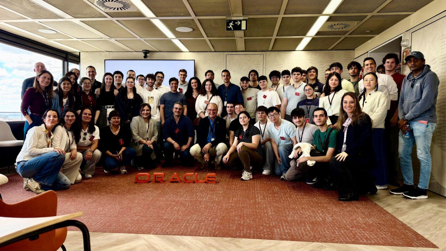 Los estudiantes de A Coruña en la sede de Oracle