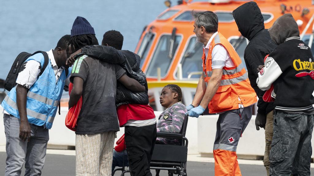 Uno de los migrantes que llegaron este domingo a Canarias es atendido por los equipos de rescate.