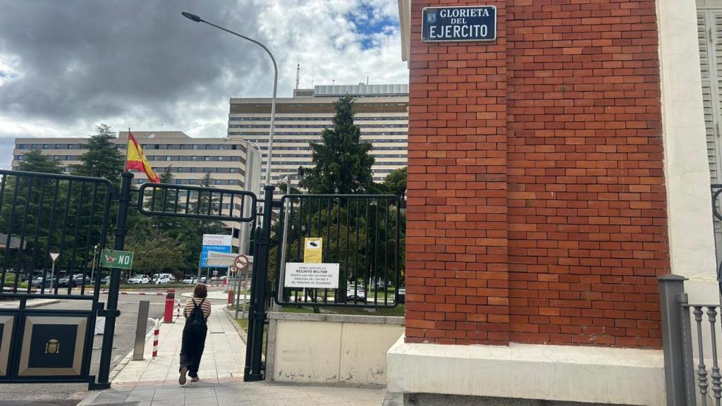 Una mujer entra dentro del recinto del Hospital Gómez Ulla de Madrid.