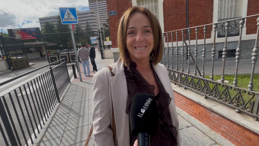 Una mujer acude a visitar a sus padres al Hospital Gómez Ulla.