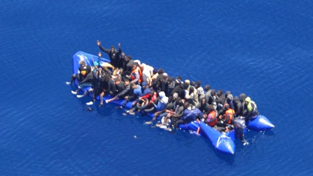La lancha neumática de la que fueron rescatados 55 personas.