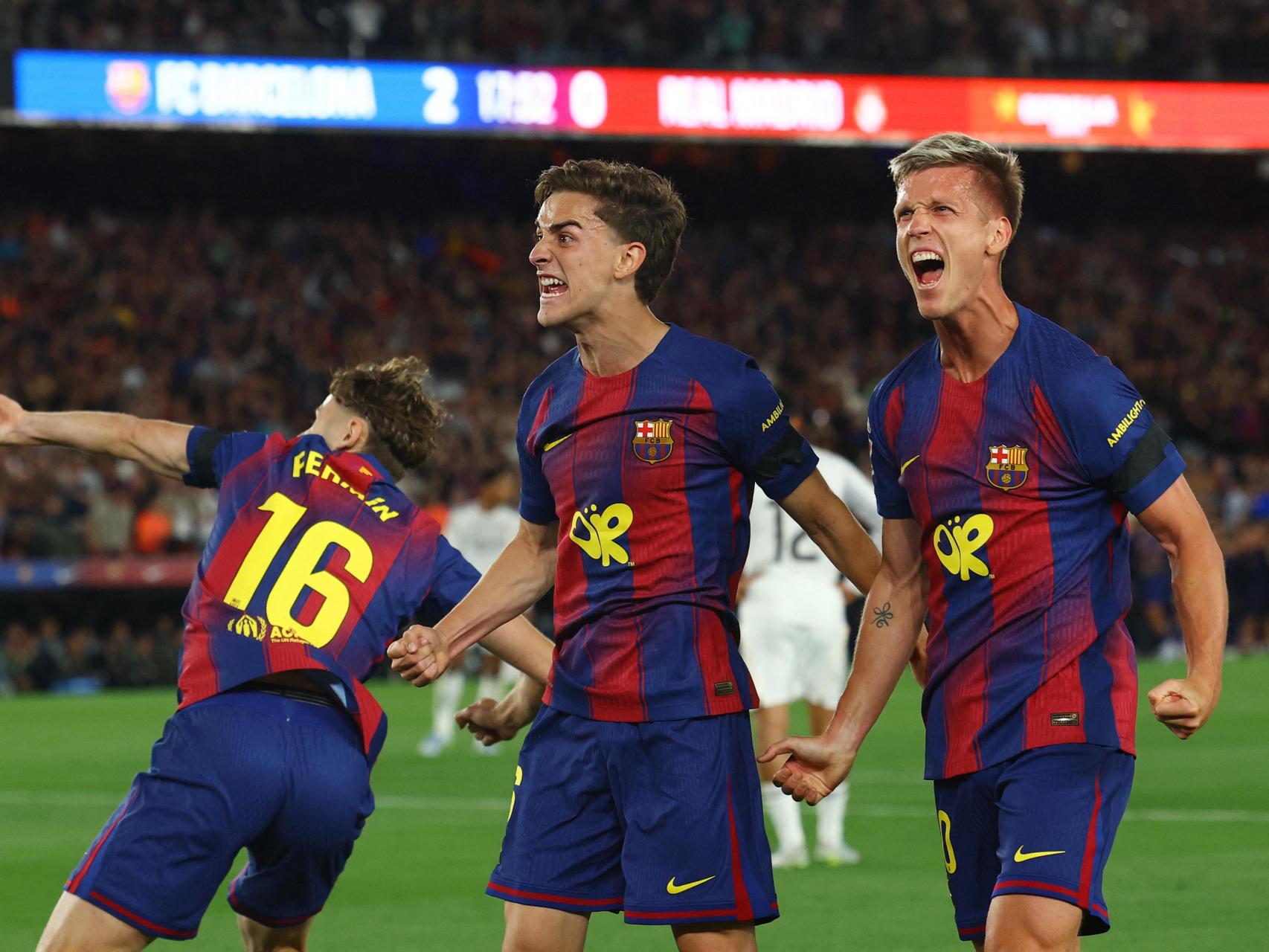 Fermín López, Gavi y Dani Olmo celebran el gol del 2-0 en El Clásico