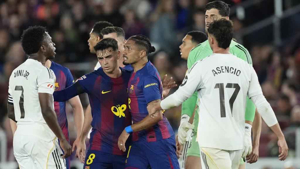 Vinicius y Raphinha, enfrascados en una discusión durante El Clásico