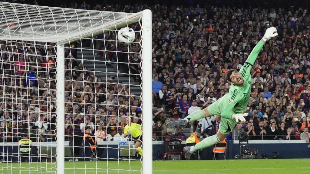 Courtois, incapaz de llegar al disparo de falta de Rashford en El Clásico