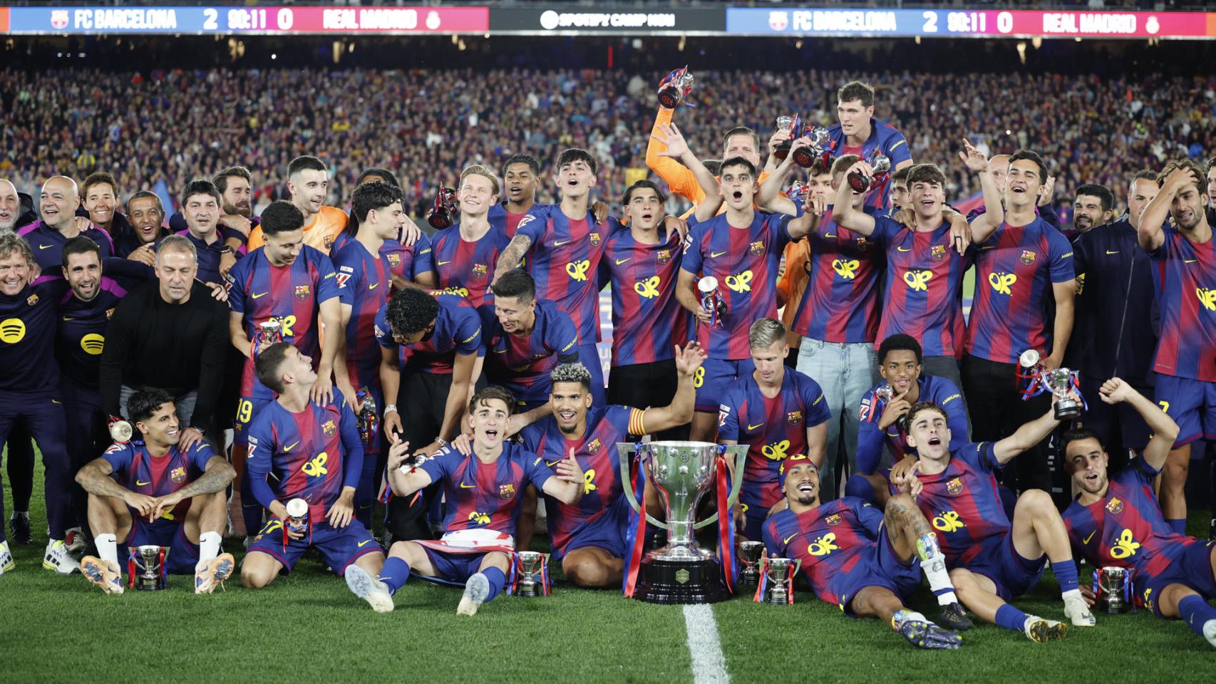 El FC Barcelona celebrando con el título de La Liga. 