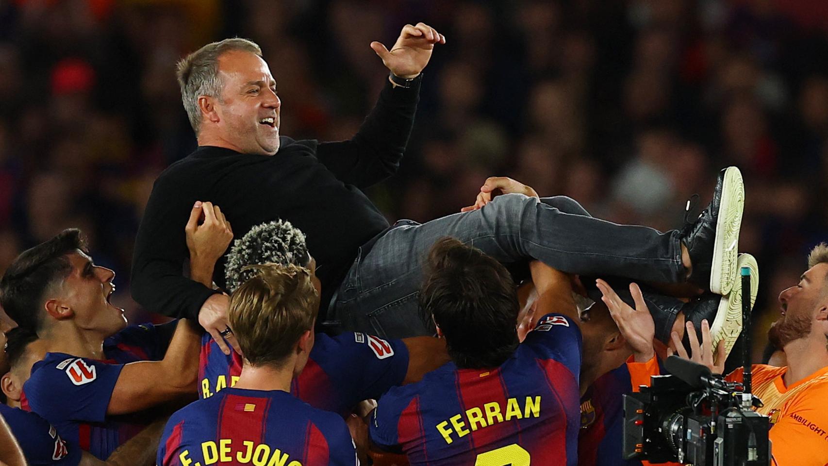 Hansi Flick es manteado por sus jugadores tras conquistar La Liga.