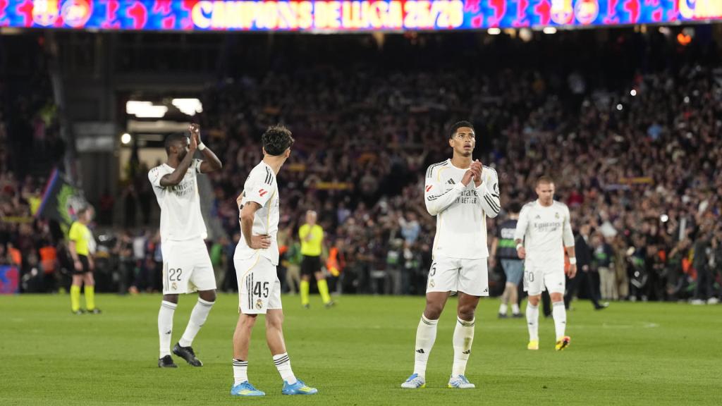 Bellingham y varios jugadores más del Real Madrid saludando a la afición tras El Clásico