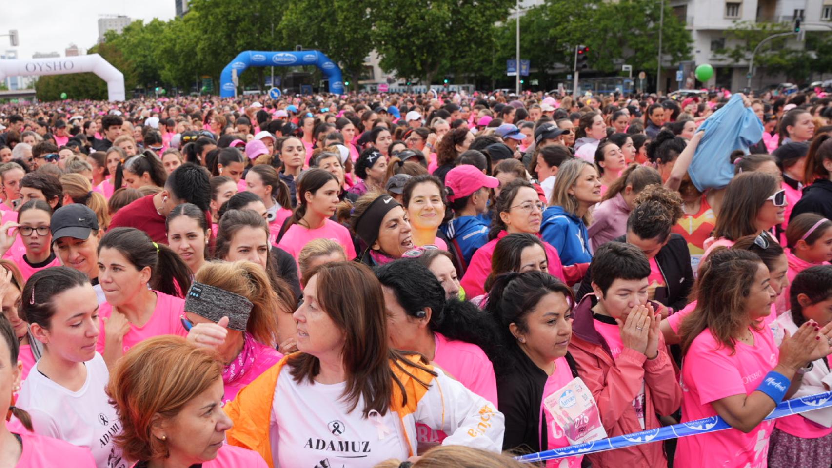 Las participantes esperando en la línea de salida al inicio de la prueba.