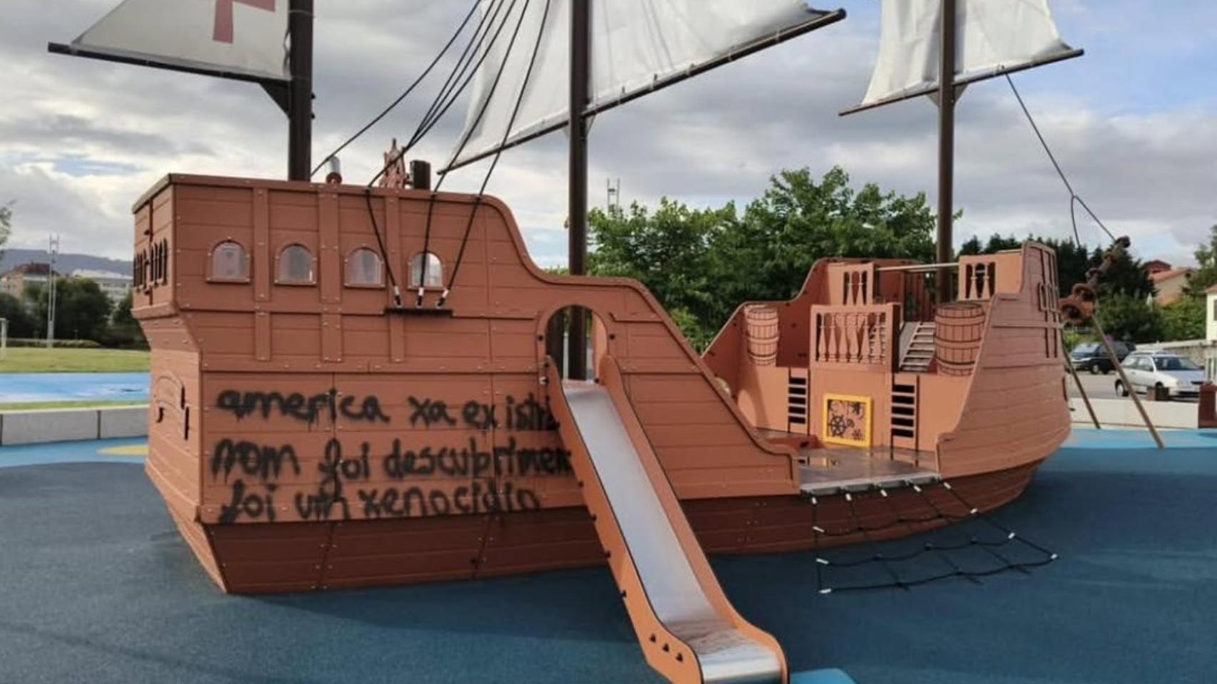 El barco vandalizado en Poio. 