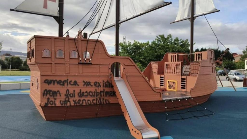 El barco vandalizado en Poio. 
