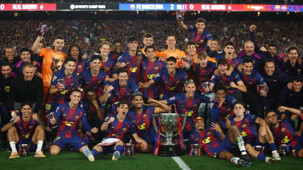 Los jugadores del Barcelona celebran el título de Liga tras vencer al Real Madrid.