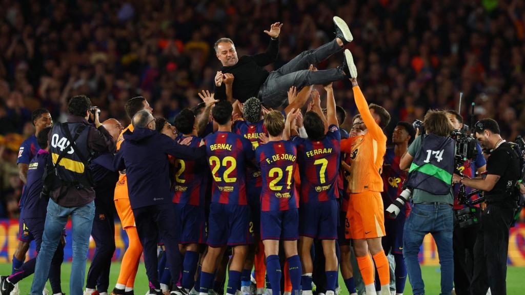 Flick estuvo rodeado de sus jugadores tras ganar la liga.