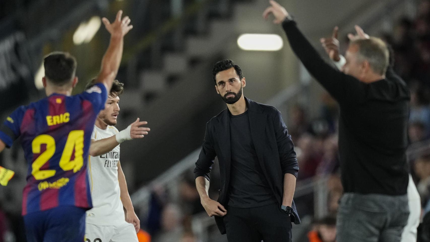 Álvaro Arbeloa, con la mirada perdida, durante una trifulca en El Clásico