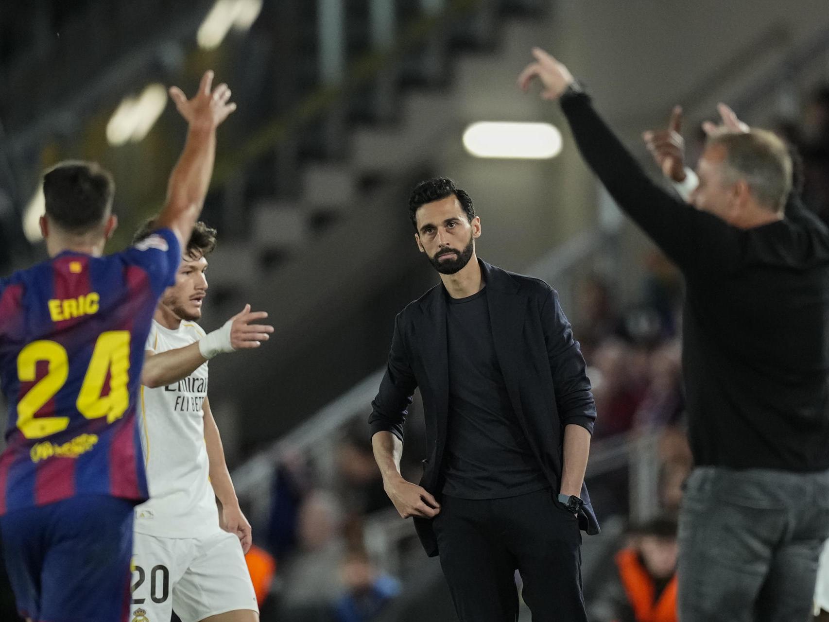 Álvaro Arbeloa, con la mirada perdida, durante una trifulca en El Clásico