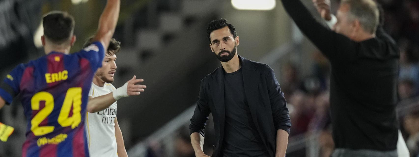 Álvaro Arbeloa, con la mirada perdida, durante una trifulca en El Clásico