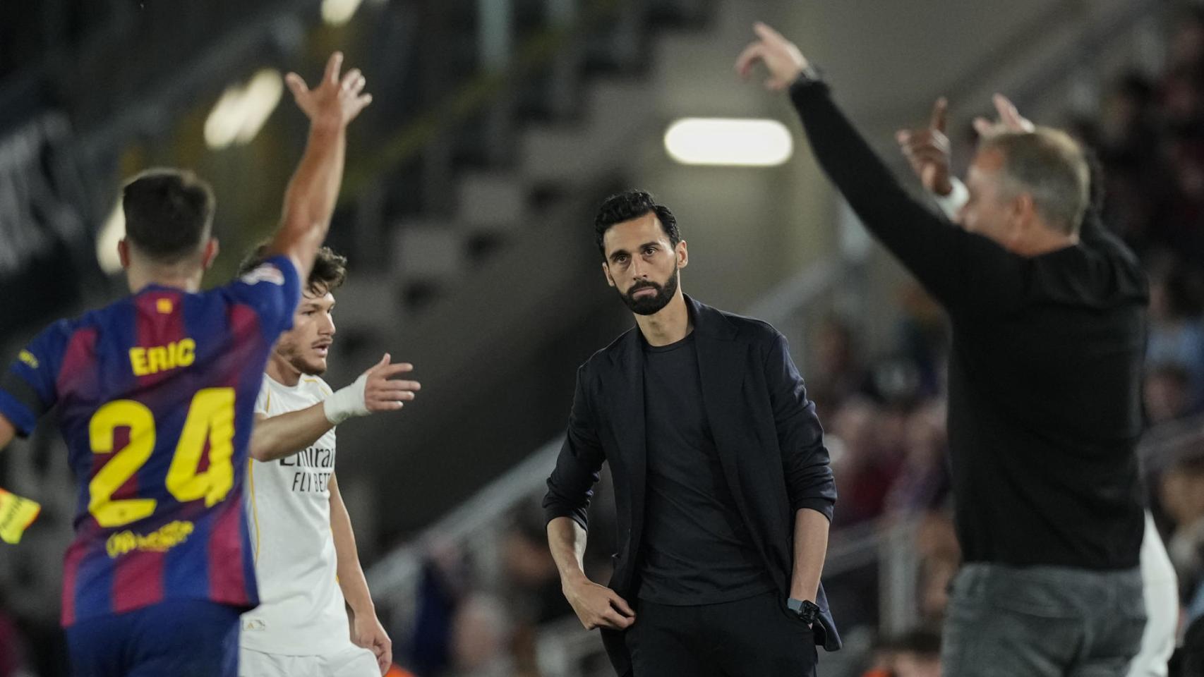 Álvaro Arbeloa, con la mirada perdida, durante una trifulca en El Clásico