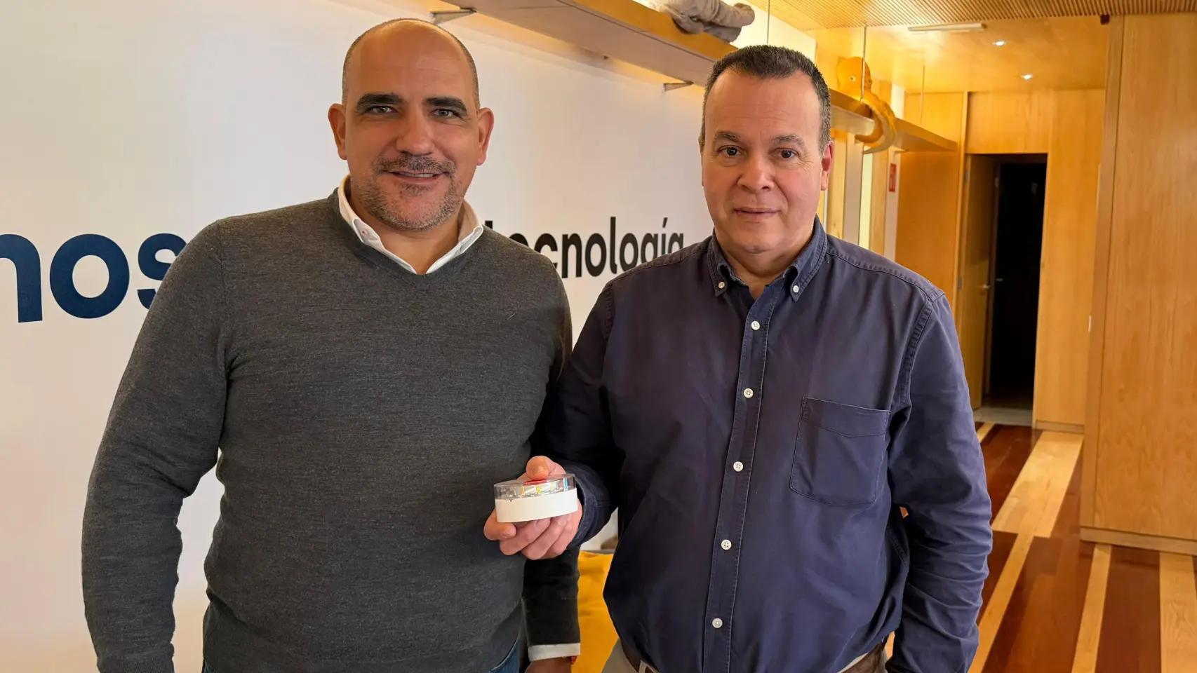 Jorge Costas (a la izquierda), junto a Jorge Torre. Ambos ex guardias civiles creadores de la baliza V16. 