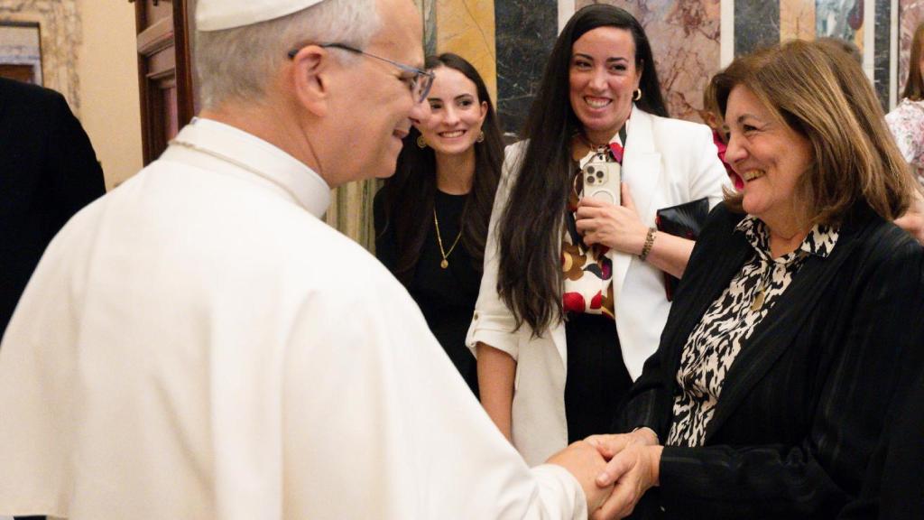 La Presidenta de la UCAM, María Dolores García Mascarell, frente al Papa León XIV