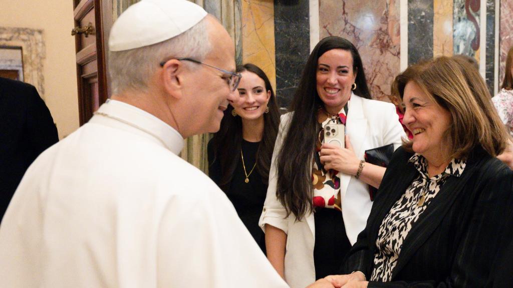 La Presidenta de la UCAM, María Dolores García Mascarell, frente al Papa León XIV