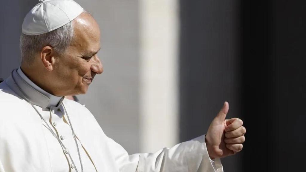 El Papa León XIV saludando. EFE