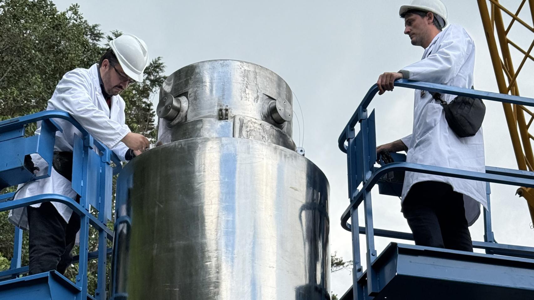 Técnicos de la OIEA sellan los contenedores donde se traslada el uranio enriquecido de la central venezolana RV-1