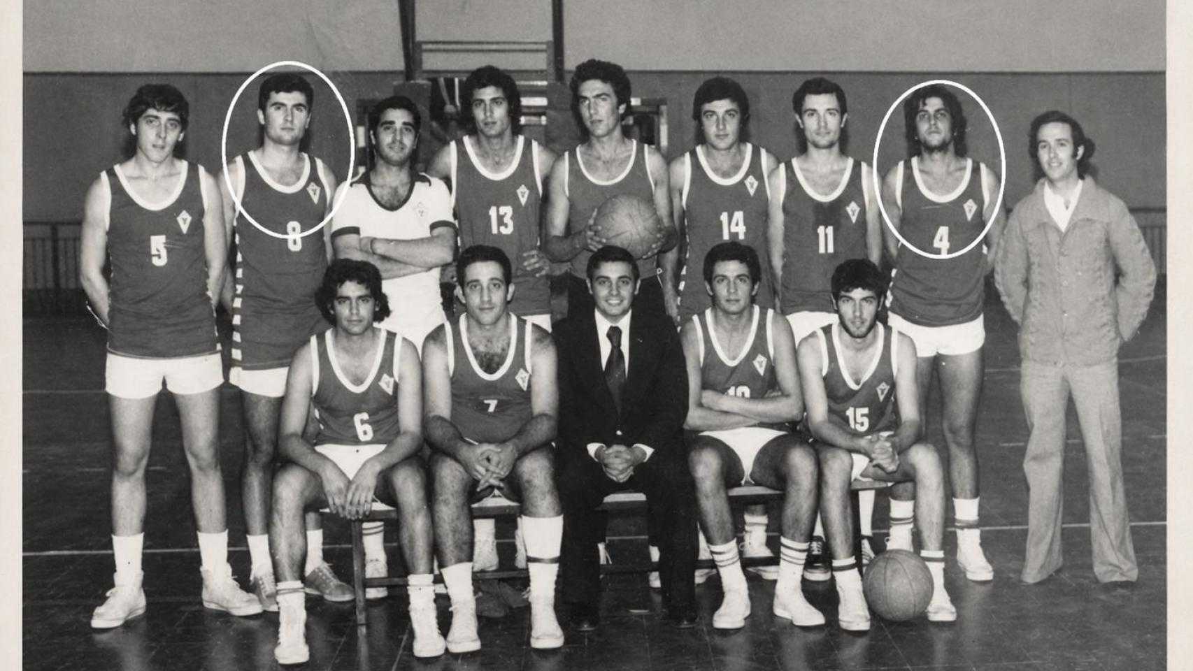 El difunto alcalde, José Ballesta (PP), luciendo el dorsal número 8 del Real Murcia de baloncesto y José Antonio Serrano, exlíder del PSOE en Murcia y exalcalde, con el dorsal número 4.