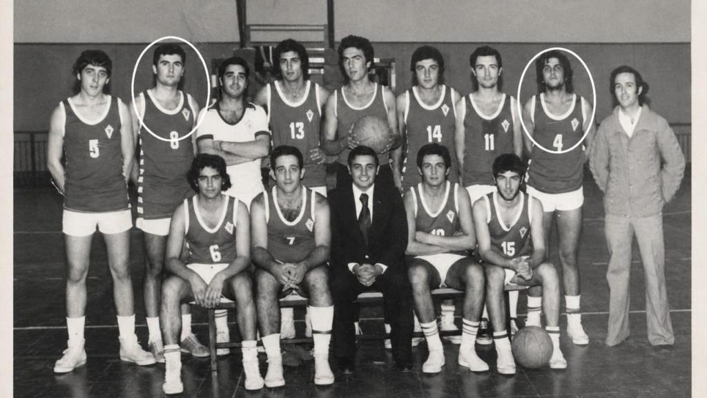 El difunto alcalde, José Ballesta (PP), luciendo el dorsal número 8 del Real Murcia de baloncesto y José Antonio Serrano, exlíder del PSOE en Murcia y exalcalde, con el dorsal número 4.