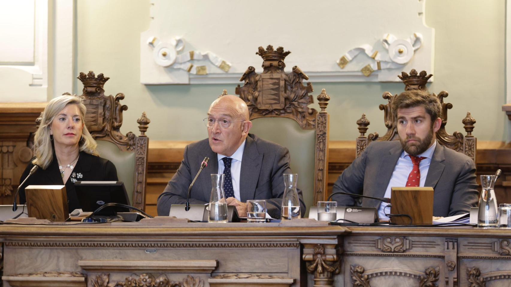 La teniente de alcalde y concejala de Educación y Cultura del Ayuntamiento de Valladolid, Irene Carvajal, el alcalde de Valladolid, Jesús Julio Carnero, y el concejal de Hacienda, Personal y Modernización Administrativa, Francisco Blanco, durante el Debate del Estado de la Ciudad de este lunes