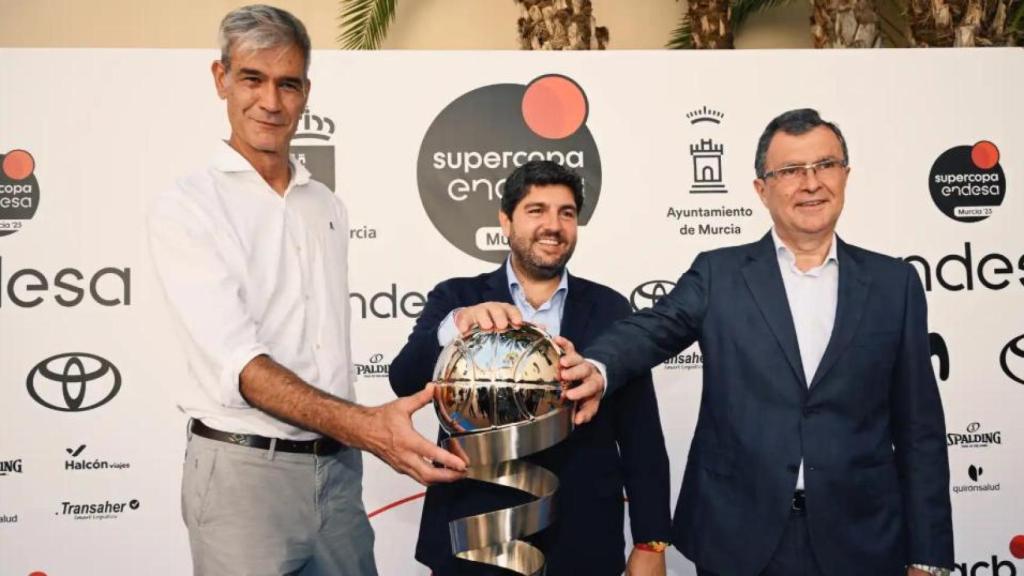 El presidente de la ACB, Antonio Martín, el presidente del Gobierno regional, Fernando López Miras, y el alcalde de Murcia, José Ballesta, en junio de 2023, presentando la Supercopa de Baloncesto.