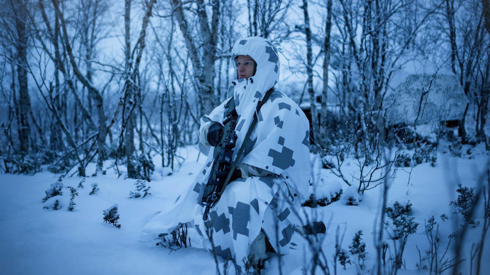 Soldado con el poncho Barracuda
