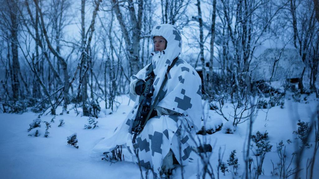 Soldado con el poncho Barracuda