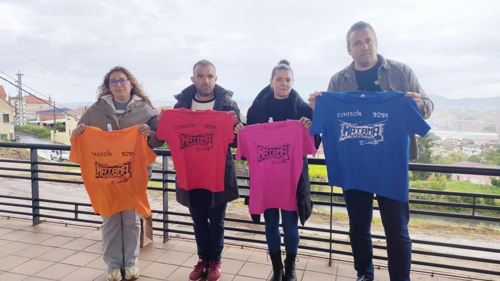 El presidente de la comisión de fiestas de Matamá (Vigo), Cristian González (a la derecha del todo), junto a otros miembros de la organización