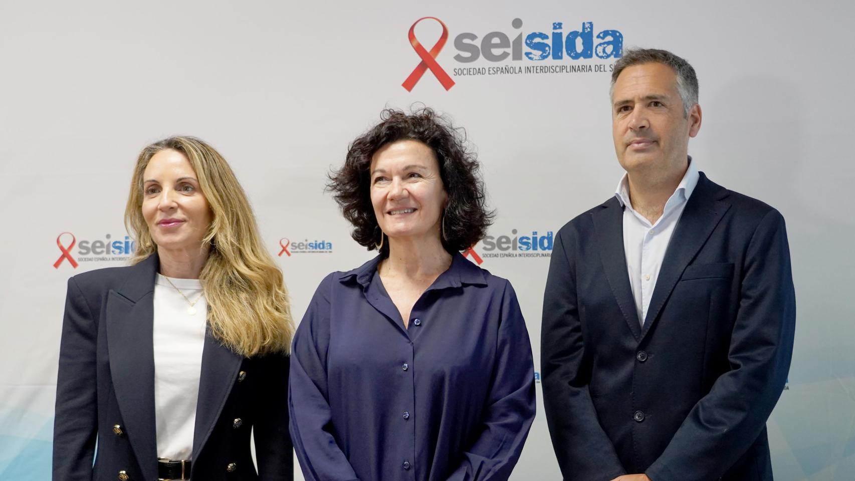 El presidente de Sociedad Española Interdisciplinaria del Sida (Seisida) y especialista en Medicina Interna del Hospital Universitario Infanta Leonor de Madrid, Pablo Ryan; la especialista de la Unidad Clínica de Enfermedades Infecciosas, Microbiología y Medicina Preventiva del Hospital Virgen del Rocío de Sevilla, Nuria Espinosa, y la directora del Plan Nacional sobre el Sida, Julia del Amo, atienden a los medios con motivo del XXII Congreso Nacional sobre el Sida e ITS.