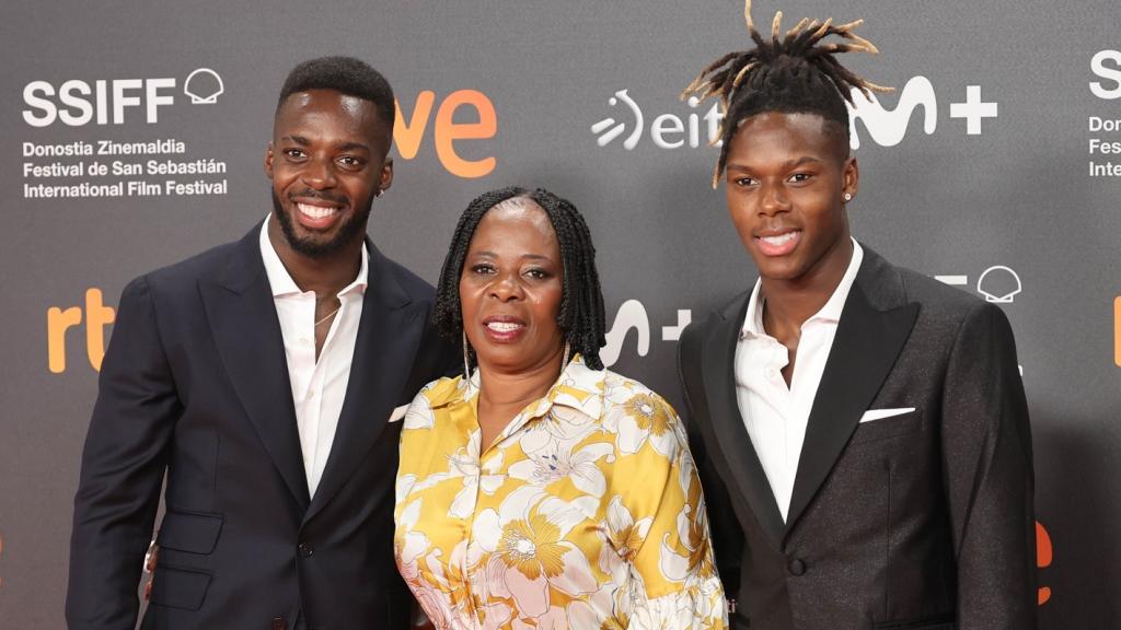 Iñaki y Nico Williams junto con su madre. 