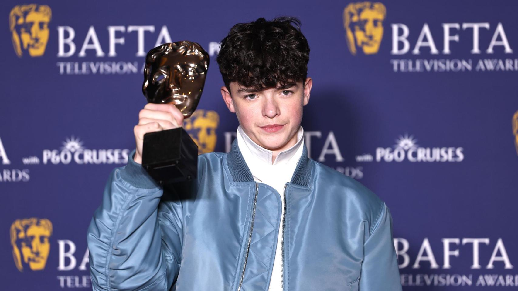 El actor británico Owen Cooper posa con su BAFTA TV al mejor actor de reparto por su papel en 'Adolescencia'. Foto: EFE/EPA/Neil Hall