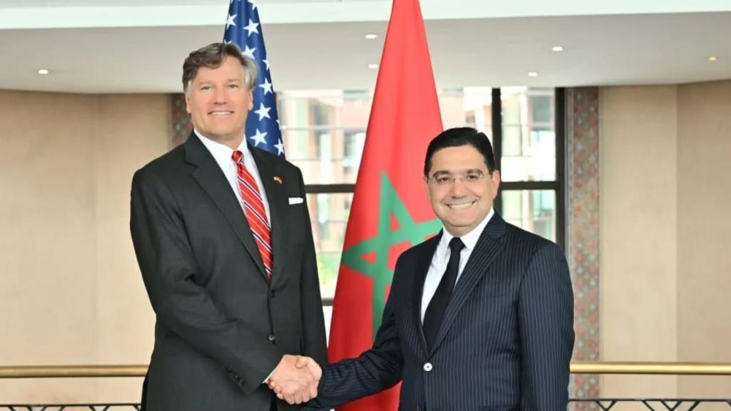 El subsecretario de Estado de Estados Unidos, Christopher Landau, junto con el ministro de Exteriores marroquí, Naser Burita.