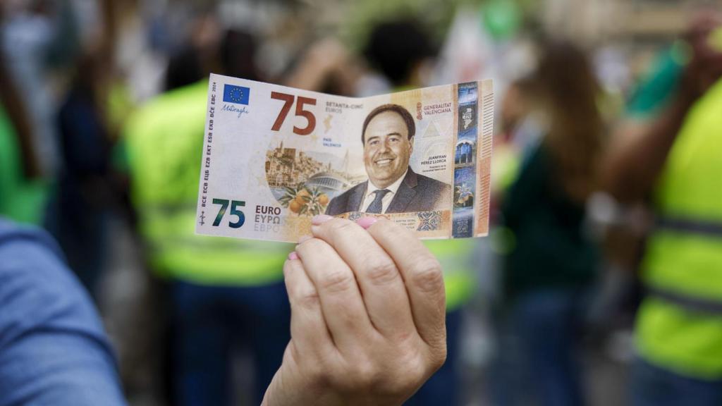 Billetes de 75 euros en la huelga. EFE/Biel Aliño