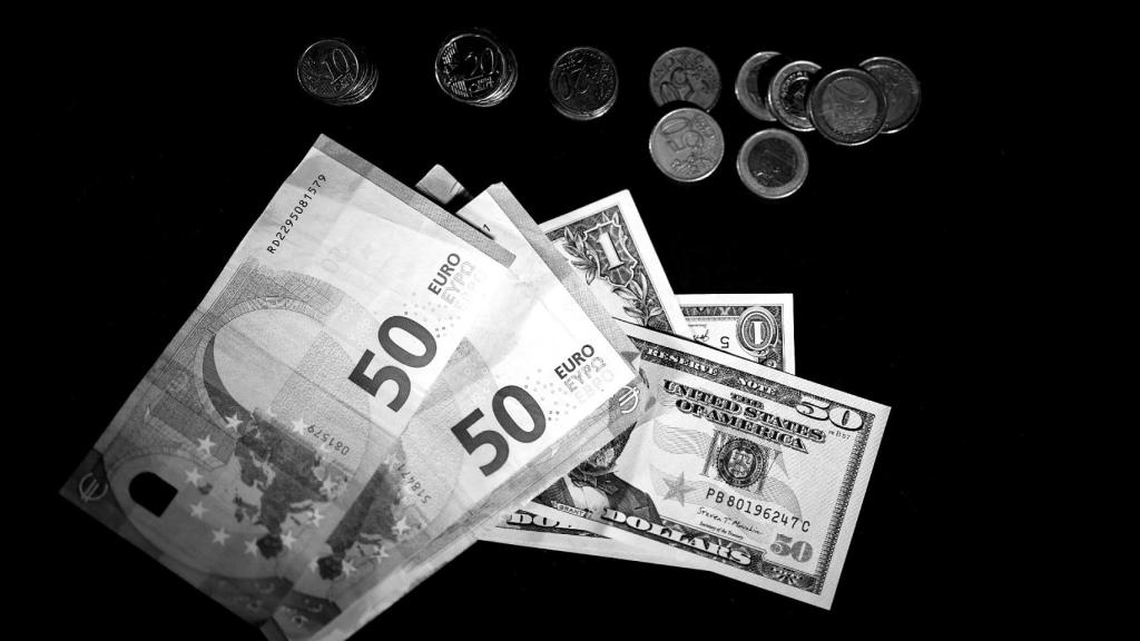 Billetes y monedas.