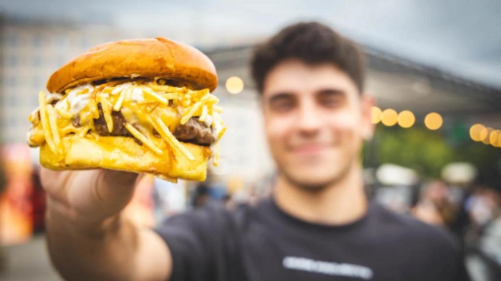 Un participante de un festival de hamburguesas. EFE