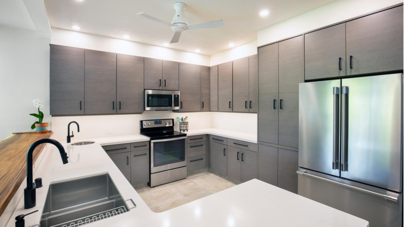 Una cocina reformada y moderna.