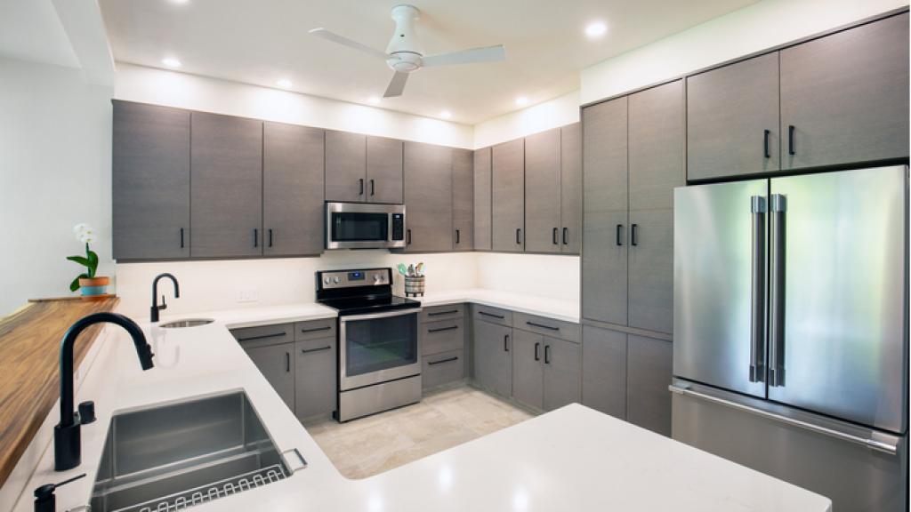 Una cocina reformada y moderna.
