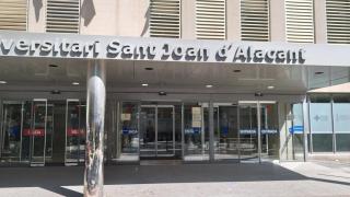 La entrada del hospital Sant Joan d'Alacant, este viernes.