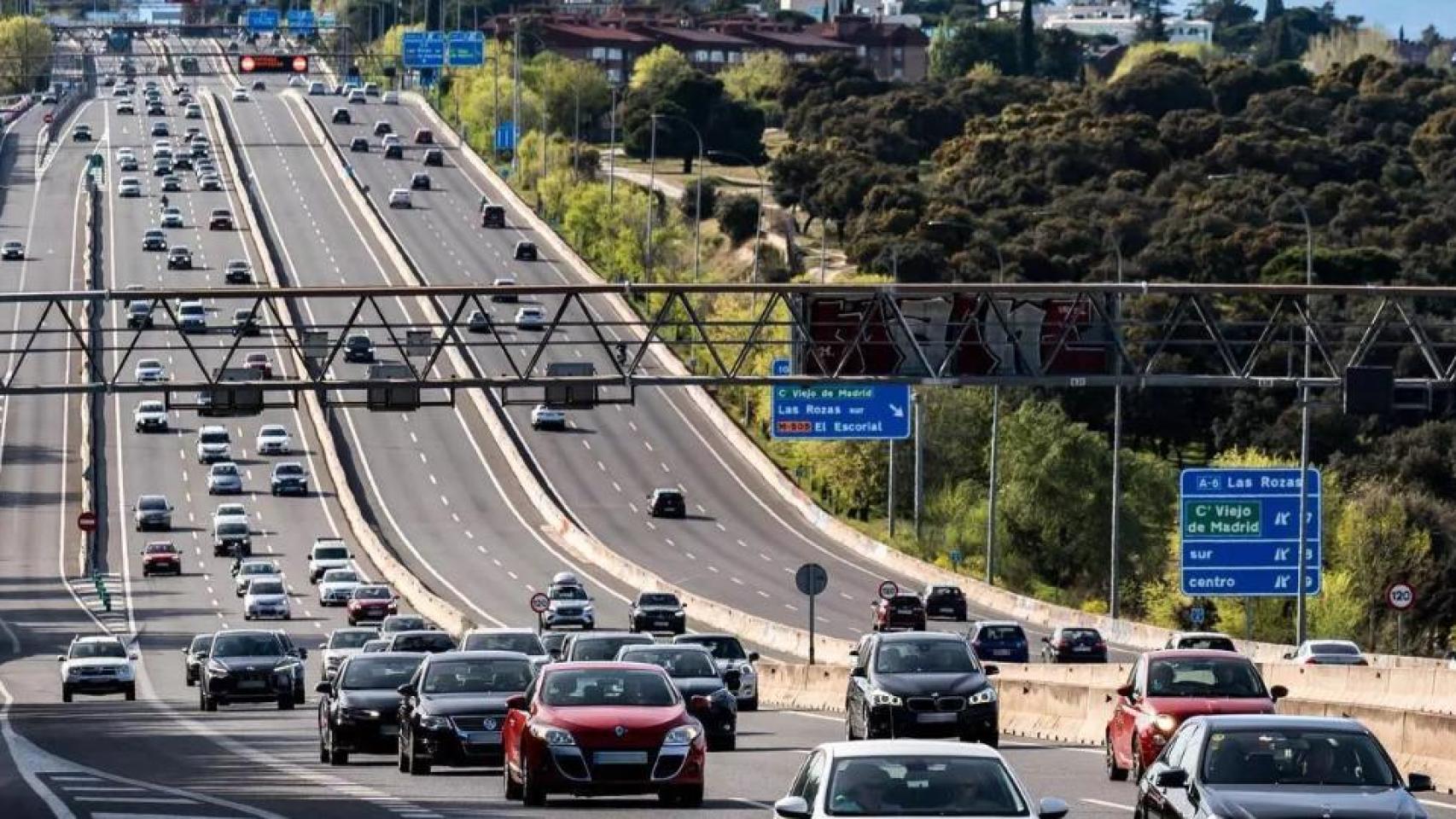 Coches circulando en carretera. 