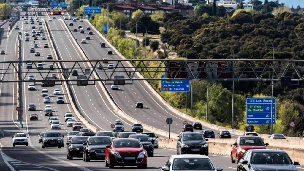 Coches circulando en carretera. 