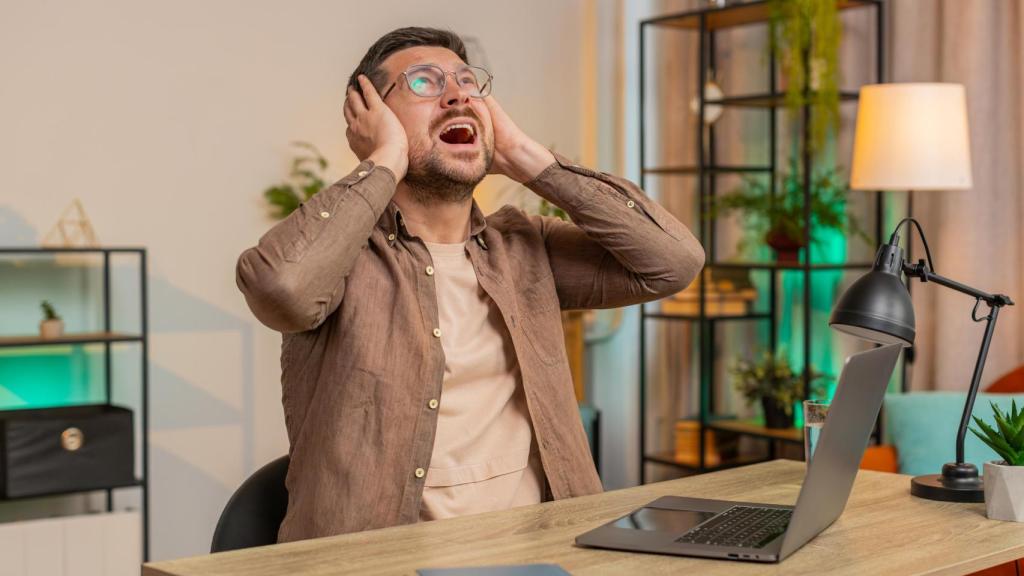 Una persona molesta por el ruido en su vivienda, en una imagen de Shutterstock.