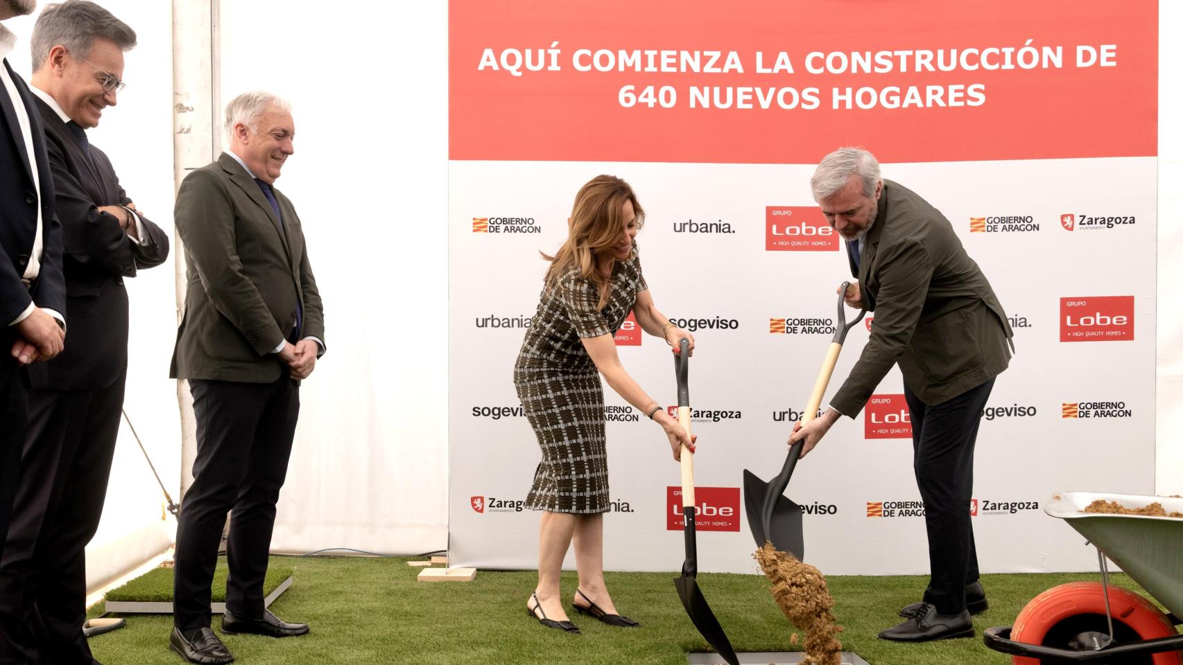 Jorge Azcón y Natalia Chueca ponen la primera piedra de las nuevas 640 viviendas en Zaragoza 