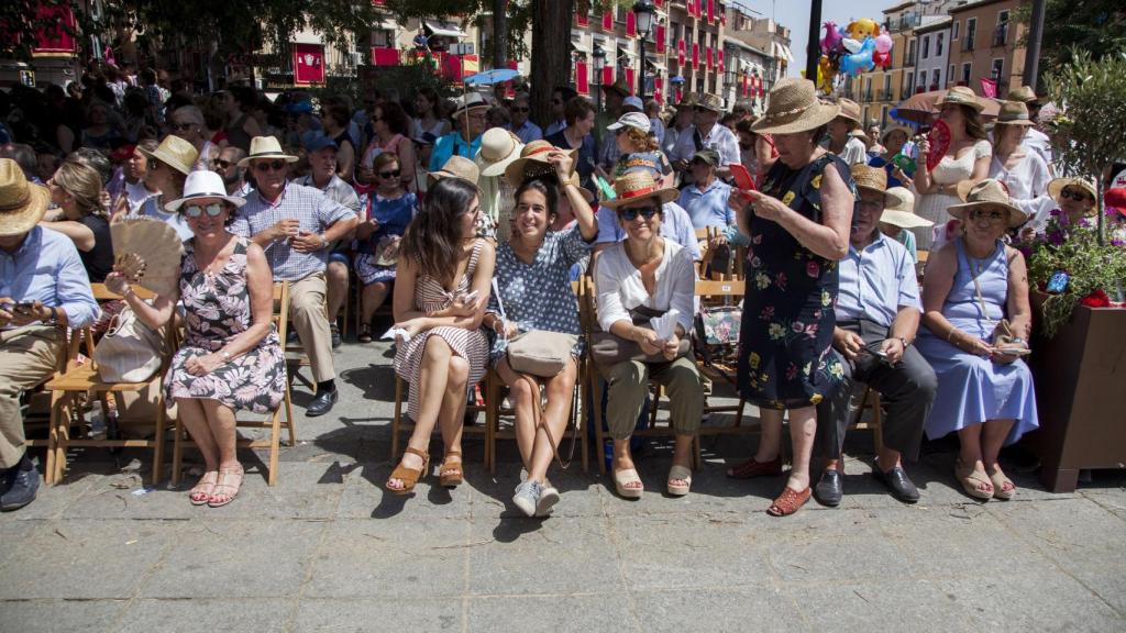 Numerosos toledanos y visitantes contemplan la procesión desde la plaza de Zocodover. 