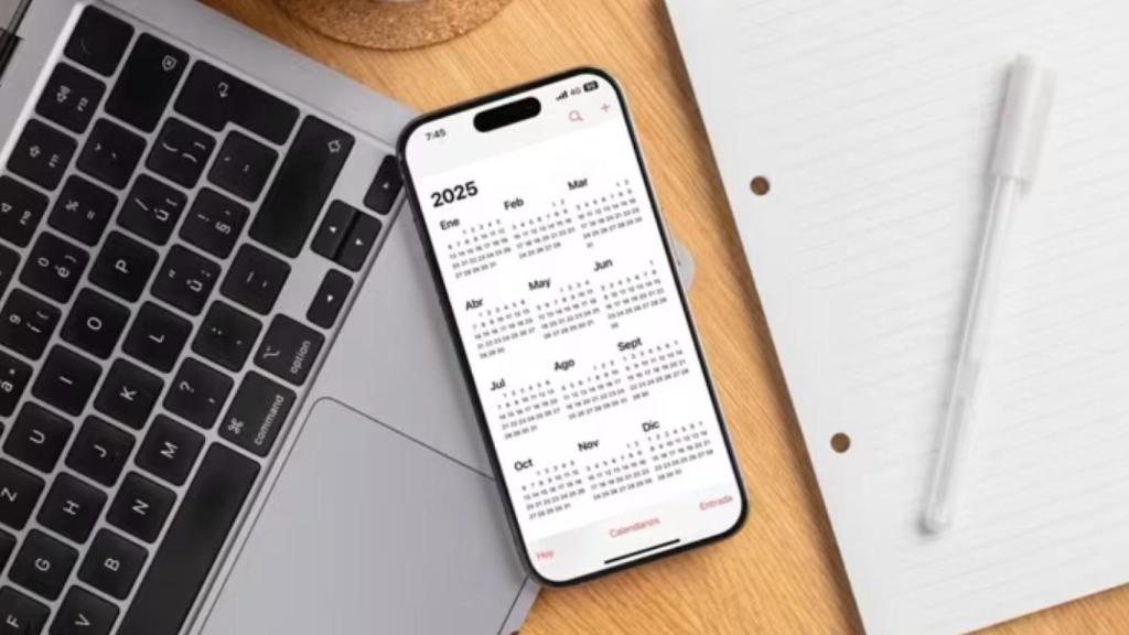 Archivo - Un teléfono móvil muestra un calendario de 2025. - JUNTA DE EXTREMADURA - Archivo
